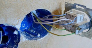 Монтаж проходного выключателя от 570 руб. в Зеленодольске